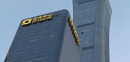 Peking – China: Kleinflugzeug fliegt in Civic Tower