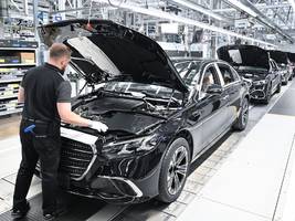 Autoindustrie: Mercedes verschärft Sparkurs: Mehr arbeiten für das gleiche Geld