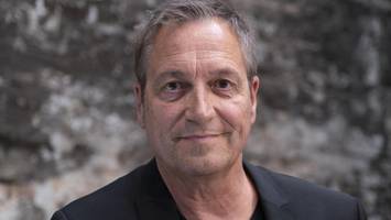 dieter nuhr verstört mit witz über femizide – und erntet heftige kritik