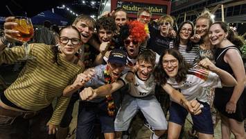 Hoffen und Bangen auf St. Pauli: 60 tolle Fotos vom Public Viewing am Karo Beach