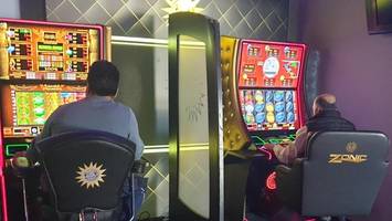 mit schwert: bewaffneter täter stürmt spielhalle – und macht beute