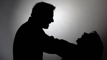 „damit alle sehen können, wie sie ausblutet“ – frauen-peiniger (45) vor gericht