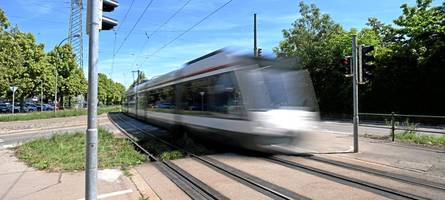 Auto und Straßenbahn stoßen beim Abbiegen zusammen – ein Fahrgast verletzt