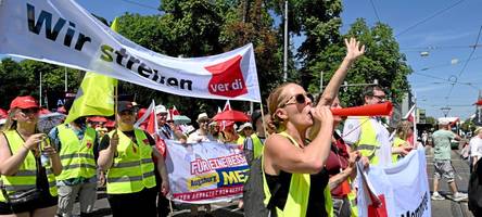 Hunderte ziehen wegen Streik im Handel durch Augsburg: Was die Arbeitgeber anbieten, ist grottig“