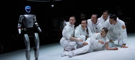Karlas großer Auftritt: Ein Roboter der THA Augsburg spielt auf der Theaterbühne auf