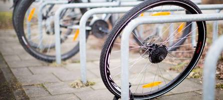 teures fahrrad aus fahrradständer gestohlen