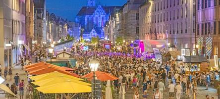 „Samstag werde ich im Kalten sitzen“: Wie Besucher der Sommernächte mit der Hitze umgehen
