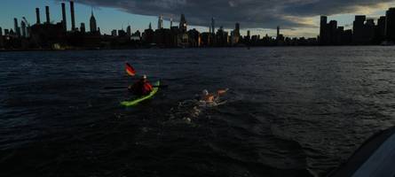 in rekordzeit einmal um manhattan herumgeschwommen