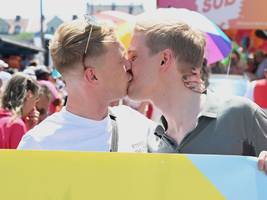 Dominik Krause beim CSD: Münchens Oberbürgermeister und sein Kuss für die Vielfalt