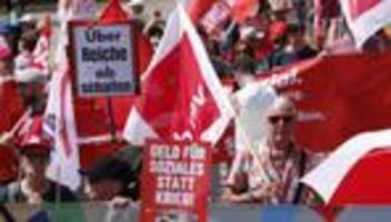 Demo trotz Hitze: Hunderte Menschen demonstrieren gegen Sozialstaatsreformen