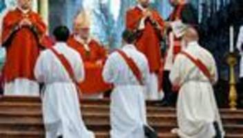 katholische kirche: männer werden priester - weihe in freising