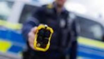 kriminalität: polizei setzt taser gegen randalierenden mann ein