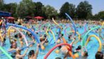 poolnudel-rekord: bremen knackt poolnudel-rekord mit 434 teilnehmern