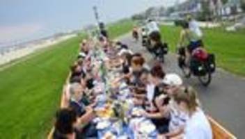 Zum Welterbetitel-Geburtstag: Volle Frühstückstafeln an Nordseedeichen