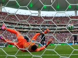 uruguay am tiefpunkt: böser torwart-patzer schenkt spanien den gruppensieg
