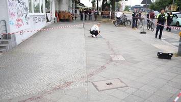 Messerstecherei in Moabit: Opfer hinterlässt meterlange Blutspur – Täter flieht