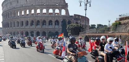 Rom: 80. Vespa-Geburtstag mit Parade in Rom gefeiert