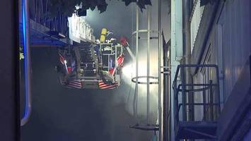 Brand in Lagerhalle von Otto Dörner: Feuerwehr bis in den frühen Morgen im Einsatz
