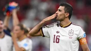 böser torwartpatzer: spanien besiegelt uruguays wm-aus