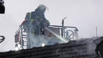 Dachstuhl steht in Flammen – Feuerwehr in Marienthal im Großeinsatz