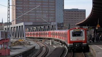Pärchen nimmt „Abkürzung“ über Gleise am Berliner Tor, als ICE einfährt