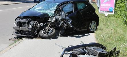 Auto auf Fußweg geschleudert: Eichleitnerstraße nach Unfall vorübergehend gesperrt