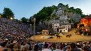 Premiere im Freilichttheater: Karl-May-Spiele starten mit Action, Feuer und lauten Lachern
