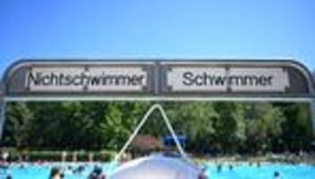 Überfüllung drohte: Jugendliche brechen trotz Einlassstopp in Freibad ein