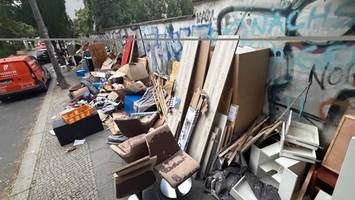 50 Meter lange Müllschlange vor Recyclinghof in Prenzlauer Berg