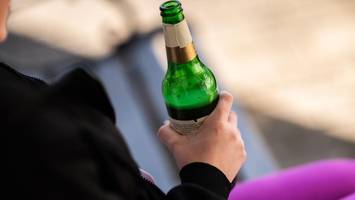 Acht Monate altes Baby und Kleinkind trinken Bier am Badesee – das sagt der Vater