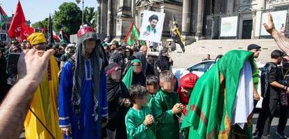 berlin: für schauspiel gefesselte kinder auf schiitischer demonstration