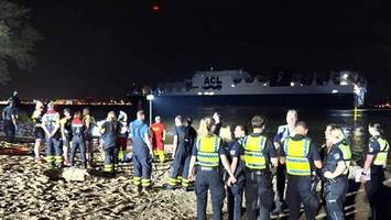 Junge Männer in der Nacht aus der Elbe gerettet: Bruder wird noch vermisst