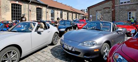 hunderte mazda-fans huldigen einem roadster