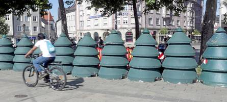 Weihnachtsgefühle bei fast 40 Grad: Ein grüner Poller-Wald in der Augsburger Innenstadt