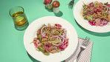 Salat mit gerösteten Walnüssen und Granatapfelsirup-Tahini-Dressing: Ein paradiesischer Salat