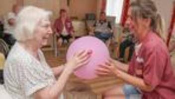 Senioren: Wo Pflegebedürftige zusammen spielen, backen und lachen
