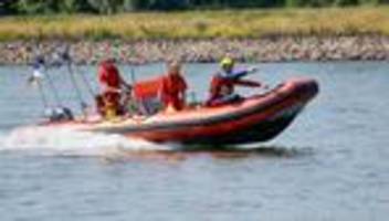 Taucher im Einsatz: Suche nach vermisstem Schwimmer in Baggersee geht weiter