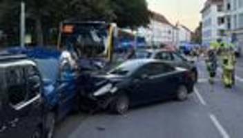 Verkehrsunfall: Linienbus und Autos kollidieren - zwei Verletzte