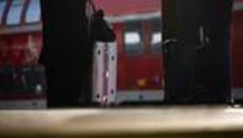 Vorfall in Regionalbahn: Streit im Zug – Fahrgäste gehen Zugbegleiter an