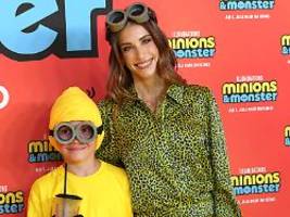 gelber minion auf rotem teppich: sohn stiehlt cathy hummels die show