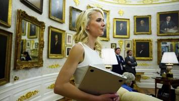 Trumps „menschlicher Drucker“: Wie Natalie Harp das präsidiale Ego streichelt