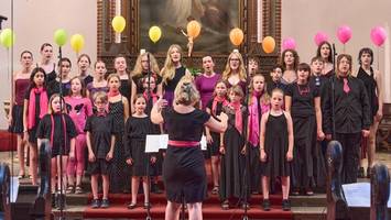 canzonetta: luftballons und froher gesang bei hohen temperaturen