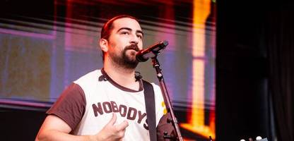 noah kahan bittet fans, nicht in die hose zu machen: »geht bitte einfach auf die toilette!«