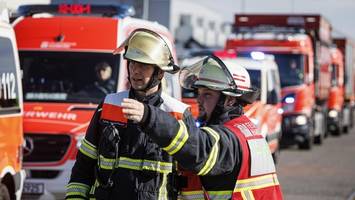Dachstuhlbrand in Einfamilienhaus: Feuerwehr in Poppenbüttel groß im Einsatz
