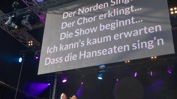Heißer Sommerabend: Mehr als 30 fröhliche Fotos von „Der Norden singt“