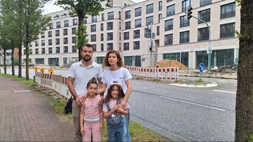 „Brauchen ein Zuhause“: Baustopp für 165 Wohnungen bringt Familie in Not