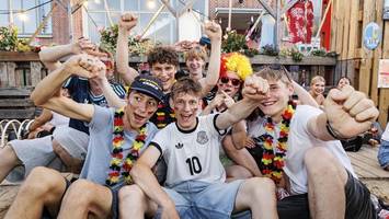 Erstes K.-o.-Spiel für Nationalelf – so ist die Stimmung beim Public Viewing