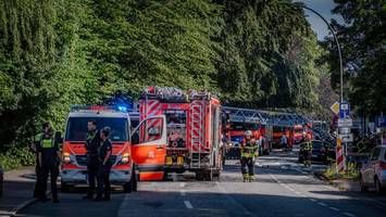 feuerwehr löscht brand in farmsen-berne – obergeschoss brennt aus