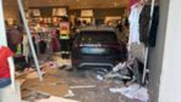 Zwei Frauen erleiden Schock: 88 Jahre alter Autofahrer kracht durch Schaufensterscheibe