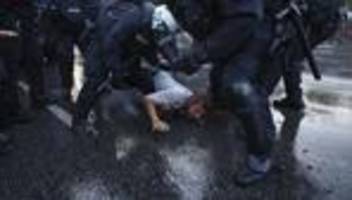 g20-gipfel in hamburg: zwei polizisten entschuldigen sich für gewalt auf g-20-gipfel